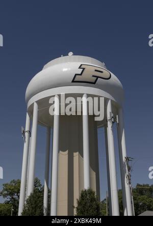 West Lafayette - 11 juin 2024 : Château d'eau Purdue sur le campus de l'Université Purdue. À 142 pieds de haut, la tour est peinte avec le Motion P. Banque D'Images