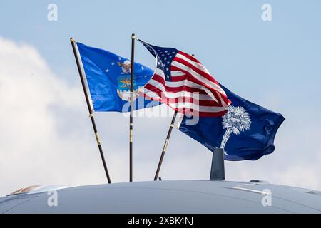 BERLIN - 06 JUIN 2024 : drapeau des États-Unis d'Amérique et drapeaux des unités de l'aviation. ILA Berlin Air Show 2024. Banque D'Images