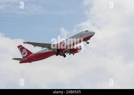 BERLIN - 06 JUIN 2024 : avion de ligne Airbus A320-214 de Sundair. Banque D'Images