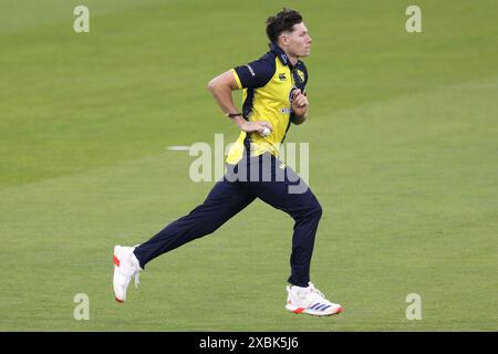 Matty Potts de Durham en action de bowling lors du Vitality T20 Blast match entre Durham et Leicestershire Foxes au Seat unique Riverside, Chester le Street le mercredi 12 juin 2024. (Photo : Robert Smith | mi News) crédit : MI News & Sport /Alamy Live News Banque D'Images