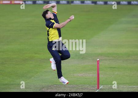 Matty Potts de Durham en action de bowling lors du Vitality T20 Blast match entre Durham et Leicestershire Foxes au Seat unique Riverside, Chester le Street le mercredi 12 juin 2024. (Photo : Robert Smith | mi News) crédit : MI News & Sport /Alamy Live News Banque D'Images