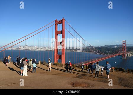 San Francisco, CA, USA - 25 juillet 2023 : un peuple près du Golden Gate Bridge. Banque D'Images