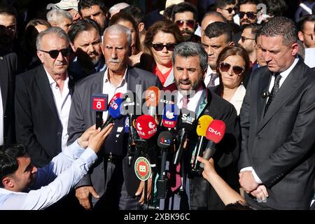 Diyarbakir, Turquie. 12 juin 2024. Nahit Eren, président de l'Association du barreau de Diyarbakir, est vu parler pendant la manifestation. Trois policiers ont été acquittés dans l'affaire du meurtre de l'avocat Tahir Elci, chef du barreau de Diyarbakir, qui est en cours en Turquie depuis 9 ans. Un grand nombre d'avocats, de politiciens et de défenseurs des droits humains ont protesté contre le verdict en marchant du palais de justice jusqu'à l'endroit où Elci a été tué. Crédit : SOPA images Limited/Alamy Live News Banque D'Images