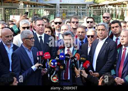 Diyarbakir, Turquie. 12 juin 2024. Nahit Eren, président de l'Association du barreau de Diyarbakir, est vu parler pendant la manifestation. Trois policiers ont été acquittés dans l'affaire du meurtre de l'avocat Tahir Elci, chef du barreau de Diyarbakir, qui est en cours en Turquie depuis 9 ans. Un grand nombre d'avocats, de politiciens et de défenseurs des droits humains ont protesté contre le verdict en marchant du palais de justice jusqu'à l'endroit où Elci a été tué. Crédit : SOPA images Limited/Alamy Live News Banque D'Images