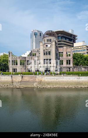 Vue de l'autre côté de la rivière jusqu'au dôme de la Bombe atomique ou au dôme de la Bombe A (Genbaku Dome-Mae) à Hiroshima au Japon Banque D'Images