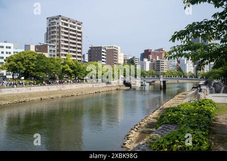 Vue de l'autre côté de la rivière jusqu'au dôme de la Bombe atomique ou au dôme de la Bombe A (Genbaku Dome-Mae) à Hiroshima au Japon Banque D'Images