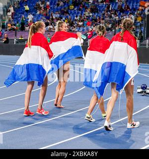 ROME, ITALIE - 12 JUIN : Lisanne de Witte des pays-Bas, Femke bol des pays-Bas, Cathelijn Peeters des pays-Bas, Lieke Klaver des pays-Bas célébrant la première place et tenant des drapeaux après avoir participé à la finale du relais féminin 4 x 400 m au cours de la sixième journée des Championnats d'Europe d'athlétisme - Rome 2024 au Stadio Olimpico le 12 juin 2024 à Rome, Italie. (Photo de Joris Verwijst/Getty images) crédit : BSR Agency/Alamy Live News Banque D'Images