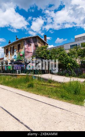 Paris, France - 06 12 2024 : 'la Gare le Gore', bar et salle de concert dans l'ancienne gare Flandres de la petite ceinture, ancienne ligne de chemin de fer autour Banque D'Images