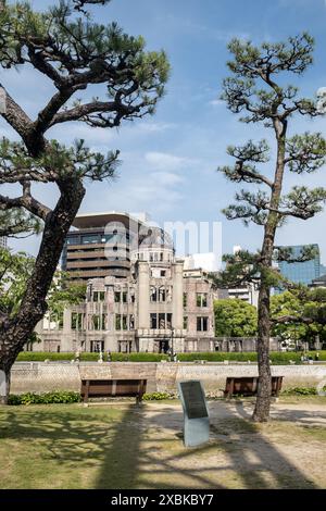 Vue de l'autre côté de la rivière jusqu'au dôme de la Bombe atomique ou au dôme de la Bombe A (Genbaku Dome-Mae) à Hiroshima au Japon Banque D'Images
