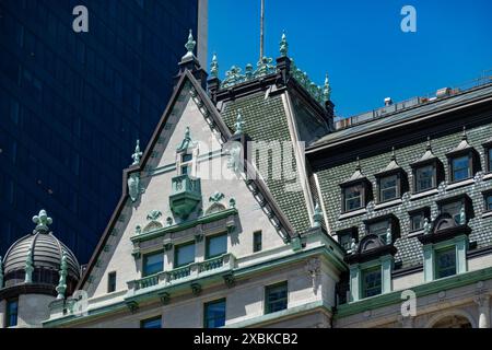 L'hôtel Plaza est un point de repère célèbre situé sur la cinquième Avenue et Central Park South, 2024, New York City, États-Unis Banque D'Images