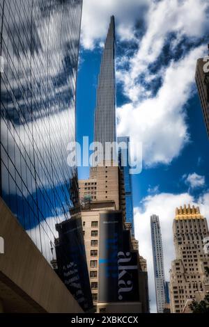 Les milliardaires rangent des condominiums supertall, et les condominiums Trump Parc vus de W. 56th et Fifth Avenue, 2024, New York City, États-Unis Banque D'Images