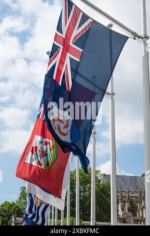 Les drapeaux des dépendances de la Couronne et des territoires d'outre-mer flottant à Parliament Square Westminster Londres Angleterre Royaume-Uni Banque D'Images