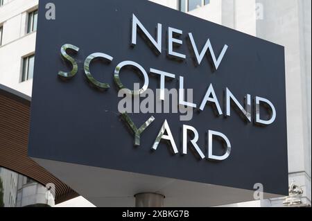 Panneau tournant à l'extérieur du quartier général de la police métropolitaine de New Scotland Yard. Victoria Embankment Londres Angleterre Royaume-Uni Banque D'Images