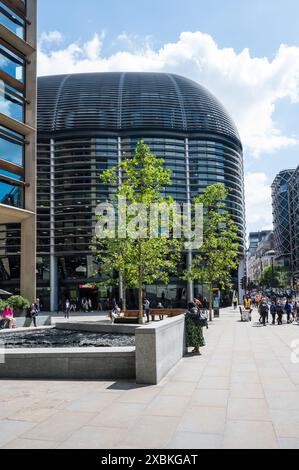 Les gens dans les rues autour de Walbrook Building sur Cannon Street City de Londres Angleterre Royaume-Uni Banque D'Images