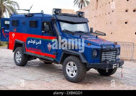 Voiture de police dans les rues de Marrakech, sécurité publique à Marrakech, service communautaire, la loi et l'ordre maintient nos communautés en sécurité, Marrakech, Maroc - Janu Banque D'Images