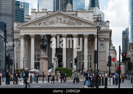 Rues occupées par les travailleurs de la ville visiteurs touristes à l'extérieur de la Royal Exchange gratte-ciel moderne immeubles de bureaux en arrière-plan. Ville de Londres Angleterre Royaume-Uni Banque D'Images