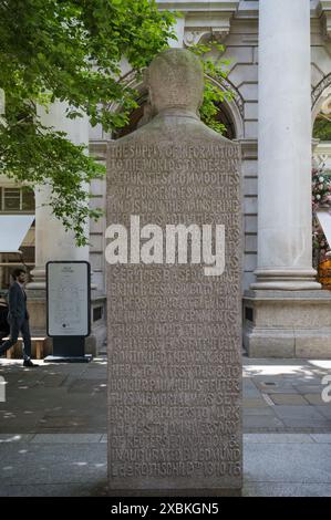 Sculpture en granit de Paul Julius Reuter par le sculpteur Michael Black se trouve dans la zone piétonne du Royal Exchange Buildings City of London UK Banque D'Images