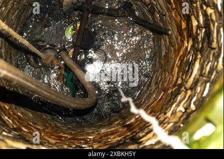Le puits du village est pavé de pierre, une vue sur le puits au milieu. Banque D'Images