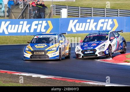 Tom Chilton lance Un mouvement sur Ash Sutton dans Murrays KwikFit British Touring car Championship , Snetterton, Norwich, Norfolk, Royaume-Uni 26 mai 2024 Banque D'Images