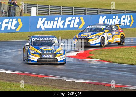 Napa Racing UK 1-2 Ash Dan Rowbottom dirige Ash Sutton KwikFit British Touring car Championship , Snetterton, Norwich, Norfolk, Royaume-Uni 26 mai 2024 Banque D'Images