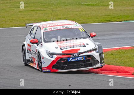 Andrew Watson sur 3 roues après avoir coupé le trottoir de saucisse British Touring car Championship Snetterton, Norwich, Norfolk, Royaume-Uni 26 mai 2024 Banque D'Images