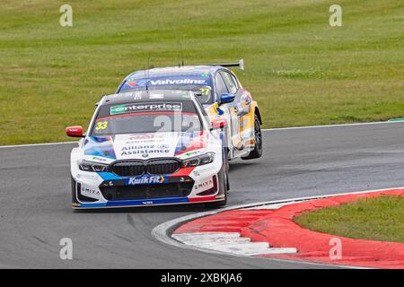 Dan Cammish fait pression sur Adam Morgan British Touring car Championship Snetterton, Norwich, Norfolk, Royaume-Uni 26 mai 2024 Banque D'Images