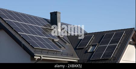 Maison moderne avec panneaux solaires sur le toit Banque D'Images