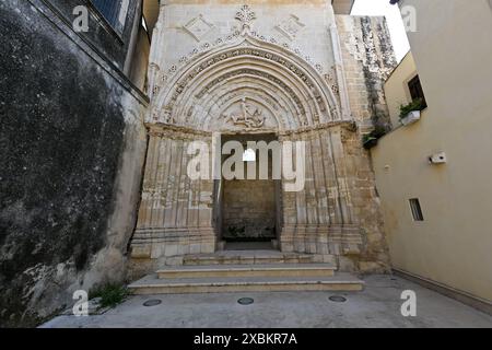 Vue panoramique du style gothique-catalan portale di San Giorgio Vecchio un monument du 15e siècle de Ragusa Ibla en Sicile, Italie. Banque D'Images
