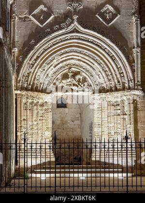 Vue panoramique du style gothique-catalan Portale di San Giorgio Vecchio un monument du 15ème siècle de Ragusa Ibla en Sicile, Italie la nuit. Banque D'Images