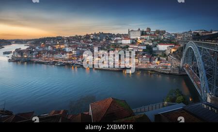 Porto Skyline avec le fleuve Douro et le pont Dom Luis I au coucher du soleil - Porto, Portugal Banque D'Images