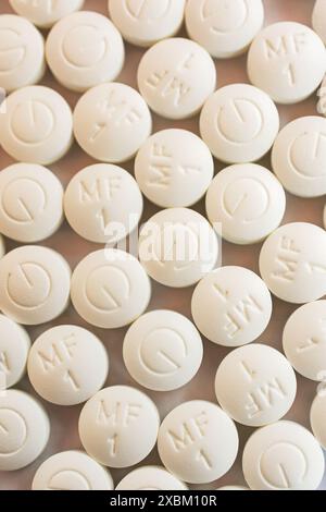 Metformine générique délivré à partir d'une pharmacie comprimés de 500 mg sur fond blanc. Vue de dessus. Banque D'Images