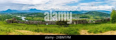 Une vue panoramique au sud sur la rivière Drin depuis le château de Rozafa à Shkoder en Albanie en summertim Banque D'Images