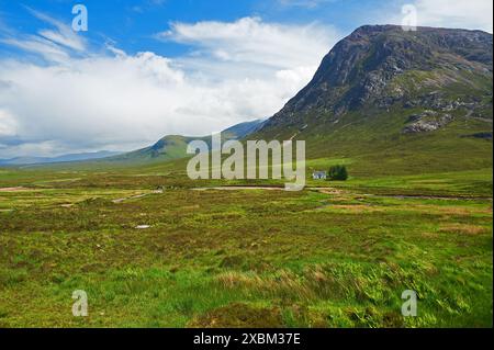 La petite maison blanche, Lagangarbh, sur les rives de la rivière Coupall et sur les pentes de Stob Dearg, Buachaille Etive Mor à la tête de Glencoe. Banque D'Images