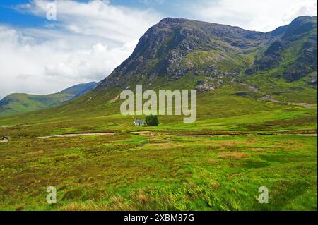 La petite maison blanche, Lagangarbh, sur les rives de la rivière Coupall et sur les pentes de Stob Dearg, Buachaille Etive Mor à la tête de Glencoe. Banque D'Images