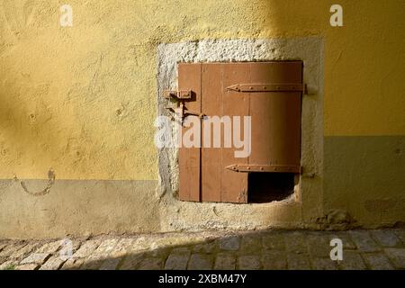 Vieille porte d'accès historique à la cave. Banque D'Images