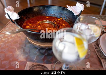 Riz de poulpe à l'eau pétillante et citron à Almeria Banque D'Images