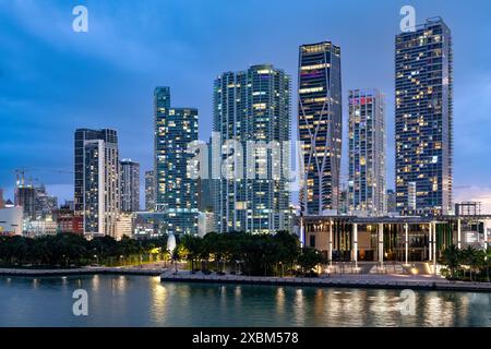 Miami, Floride, États-Unis : gratte-ciel modernes et Maurice A. Ferre Park dans le centre-ville de Miami au crépuscule. Banque D'Images