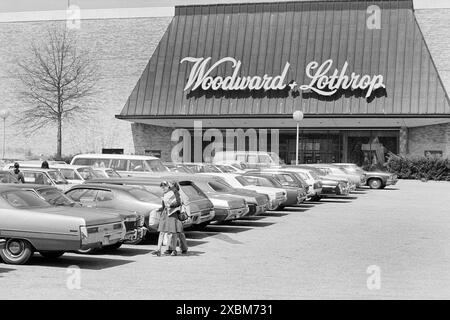 Groupe de personnes dans le parking devant Woodward & Lothrop grand magasin, Tysons Corner Mall, Tysons Corner, Virginie, États-Unis, Marion S. Trikosko, U.S. News & World Report Magazine Photograph Collection, avril 1976 Banque D'Images