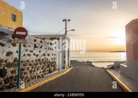 Vieux village, maisons en blanc. Flair méditerranéen sur l'Atlantique. Style de construction typique à Tarajalejo, Fuerteventura, Îles Canaries, Espagne Banque D'Images