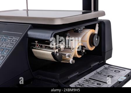 Échelles électroniques de magasin isolées sur un fond blanc. A remplacement des rouleaux de papier thermique dans l'imprimante de reçus POS. Banque D'Images