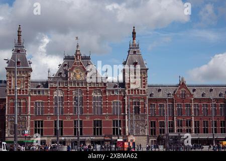 Gare centrale historique d'Amsterdam avec tours et briques colorées, Amsterdam, pays-Bas Banque D'Images