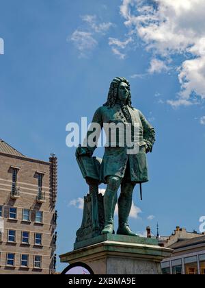 Monument de Haendel par le sculpteur Hermann Heidel en l'honneur du compositeur baroque George Frideric Haendel, place du marché, Halle an der Saale Banque D'Images