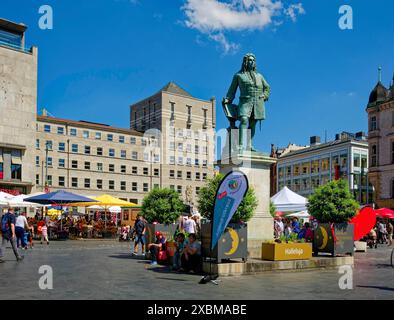 Monument de Haendel par le sculpteur Hermann Heidel en l'honneur du compositeur baroque George Frideric Haendel, place du marché, Halle an der Saale Banque D'Images