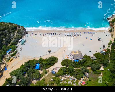 Vue aérienne du littoral de la plage de Gjipe entre Dhermi et Himara sur la mer Ionienne dans le sud de l'Albanie Banque D'Images