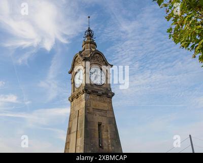 Tour de l'horloge historique avec une grande horloge au sommet sous un ciel bleu, Duesseldorf, Rhénanie du Nord-Westphalie, Allemagne Banque D'Images