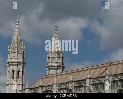 Deux clochers gothiques d'une église en pierre sous un ciel bleu nuageux, Lisbonne, portugal Banque D'Images