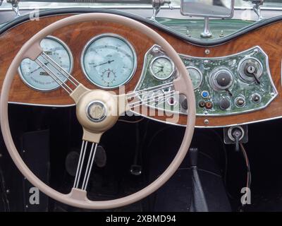 Vue intérieure d'une voiture classique avec tableau de bord détaillé et volant classique, winterswijk, gelderland, pays-bas Banque D'Images