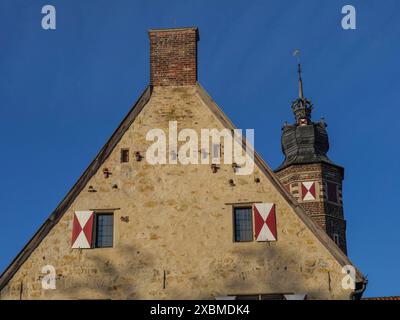 Bâtiment historique avec tour crénelée et toit de tuiles rouges, sous un ciel bleu clair, luedinghausen, westphalie, allemagne Banque D'Images