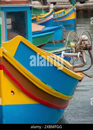 Gros plan de bateaux de pêche colorés dans le port montrant des couleurs vives, marsaxlokk, mer méditerranée, malte Banque D'Images