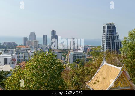 Panorama de la ville avec des gratte-ciels modernes et quelques arbres au premier plan, avec la mer derrière, Pattaya, Thaïlande Banque D'Images